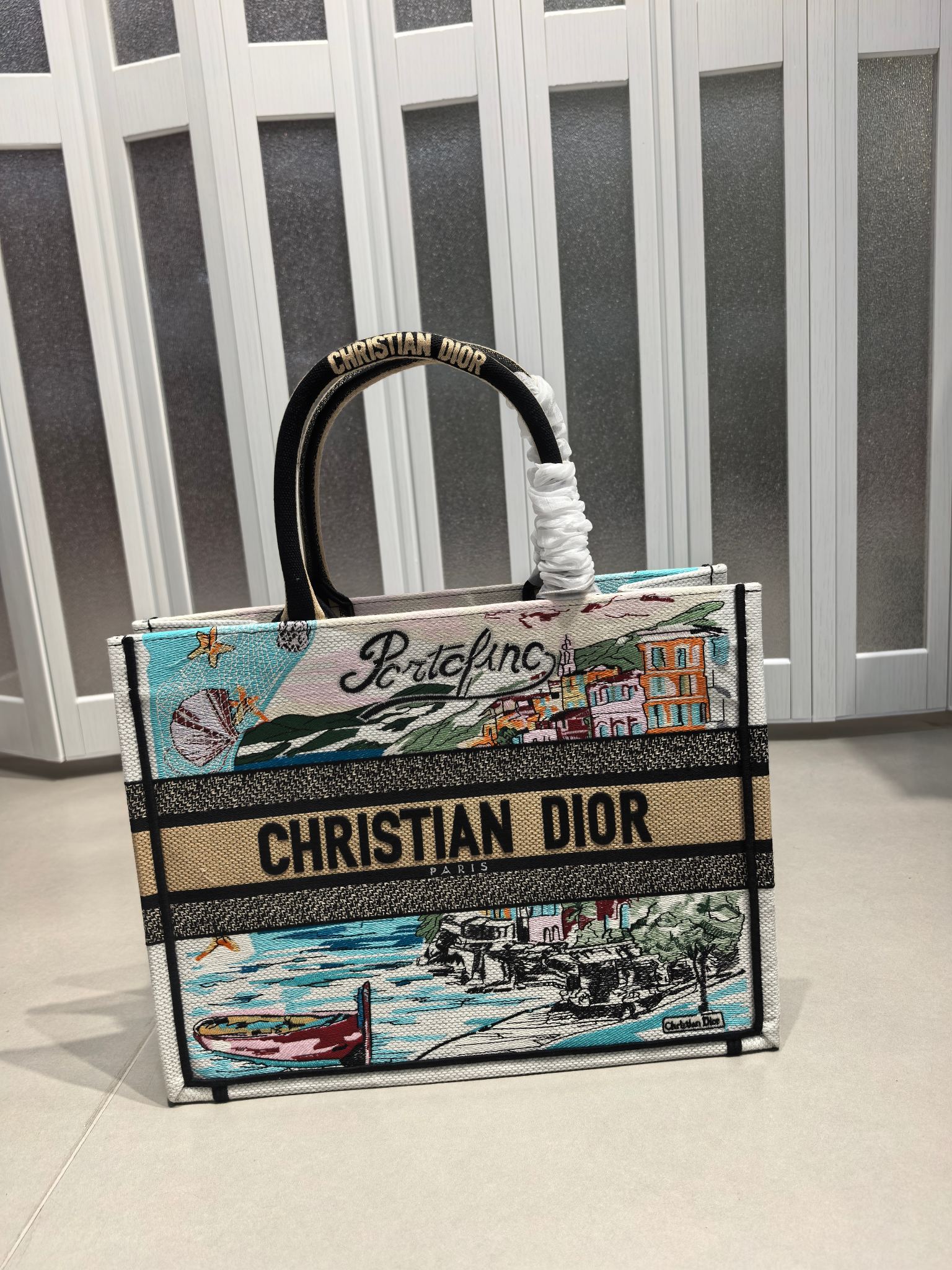 Book Tote 手袋由 Dior 女装创意总监玛丽亚·嘉茜娅·蔻丽 (Maria Grazia Ch