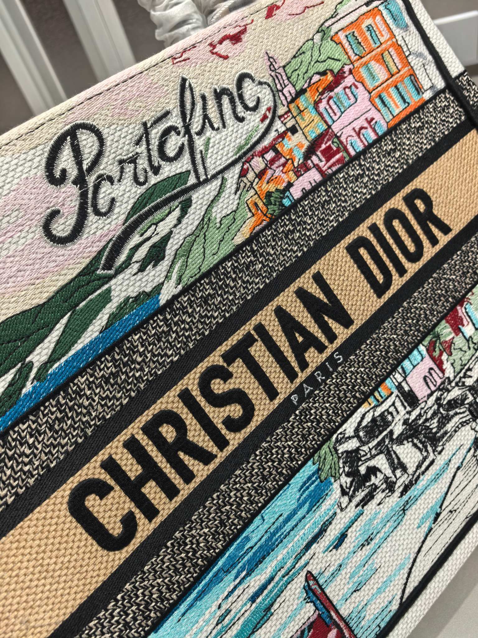 Book Tote 手袋由 Dior 女装创意总监玛丽亚·嘉茜娅·蔻丽 (Maria Grazia Ch