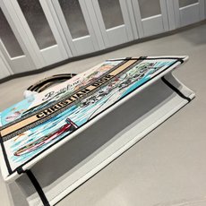 Book Tote 手袋由 Dior 女装创意总监玛丽亚·嘉茜娅·蔻丽 (Maria Grazia Ch Book Tote 手袋由 Dior 女装创意总监玛丽亚·嘉茜娅·蔻丽 (Maria Grazia Ch