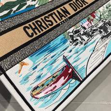 Book Tote 手袋由 Dior 女装创意总监玛丽亚·嘉茜娅·蔻丽 (Maria Grazia Ch Book Tote 手袋由 Dior 女装创意总监玛丽亚·嘉茜娅·蔻丽 (Maria Grazia Ch