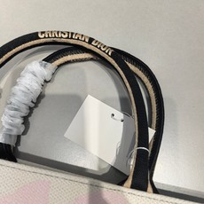 Book Tote 手袋由 Dior 女装创意总监玛丽亚·嘉茜娅·蔻丽 (Maria Grazia Ch Book Tote 手袋由 Dior 女装创意总监玛丽亚·嘉茜娅·蔻丽 (Maria Grazia Ch