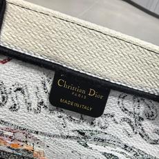 Book Tote 手袋由 Dior 女装创意总监玛丽亚·嘉茜娅·蔻丽 (Maria Grazia Ch Book Tote 手袋由 Dior 女装创意总监玛丽亚·嘉茜娅·蔻丽 (Maria Grazia Ch