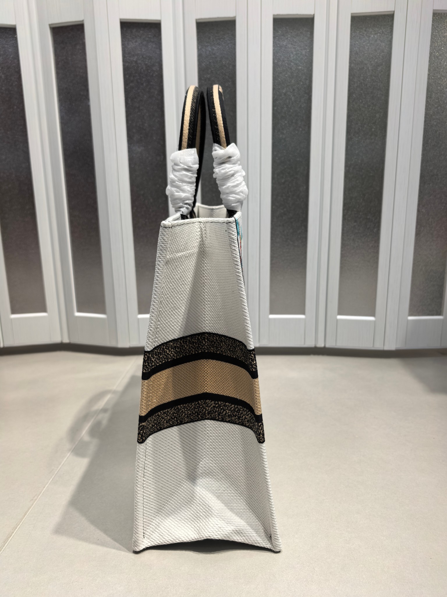 Book Tote 手袋由 Dior 女装创意总监玛丽亚·嘉茜娅·蔻丽 (Maria Grazia Ch