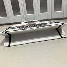 Book Tote 手袋由 Dior 女装创意总监玛丽亚·嘉茜娅·蔻丽 (Maria Grazia Ch Book Tote 手袋由 Dior 女装创意总监玛丽亚·嘉茜娅·蔻丽 (Maria Grazia Ch