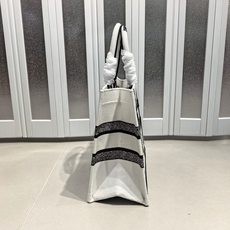 Book Tote 手袋由 Dior 女装创意总监玛丽亚·嘉茜娅·蔻丽 (Maria Grazia Ch Book Tote 手袋由 Dior 女装创意总监玛丽亚·嘉茜娅·蔻丽 (Maria Grazia Ch