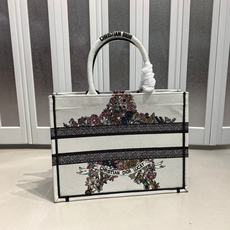 Book Tote 手袋由 Dior 女装创意总监玛丽亚·嘉茜娅·蔻丽 (Maria Grazia Ch Book Tote 手袋由 Dior 女装创意总监玛丽亚·嘉茜娅·蔻丽 (Maria Grazia Ch