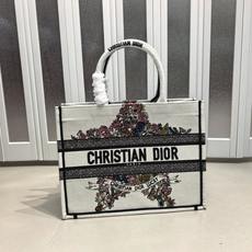 Book Tote 手袋由 Dior 女装创意总监玛丽亚·嘉茜娅·蔻丽 (Maria Grazia Ch Book Tote 手袋由 Dior 女装创意总监玛丽亚·嘉茜娅·蔻丽 (Maria Grazia Ch