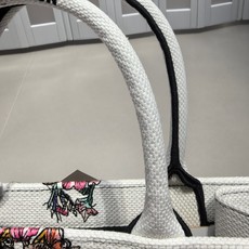 Book Tote 手袋由 Dior 女装创意总监玛丽亚·嘉茜娅·蔻丽 (Maria Grazia Ch Book Tote 手袋由 Dior 女装创意总监玛丽亚·嘉茜娅·蔻丽 (Maria Grazia Ch