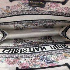 Book Tote 手袋由 Dior 女装创意总监玛丽亚·嘉茜娅·蔻丽 (Maria Grazia Ch Book Tote 手袋由 Dior 女装创意总监玛丽亚·嘉茜娅·蔻丽 (Maria Grazia Ch