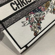 Book Tote 手袋由 Dior 女装创意总监玛丽亚·嘉茜娅·蔻丽 (Maria Grazia Ch Book Tote 手袋由 Dior 女装创意总监玛丽亚·嘉茜娅·蔻丽 (Maria Grazia Ch