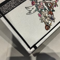 Book Tote 手袋由 Dior 女装创意总监玛丽亚·嘉茜娅·蔻丽 (Maria Grazia Ch Book Tote 手袋由 Dior 女装创意总监玛丽亚·嘉茜娅·蔻丽 (Maria Grazia Ch