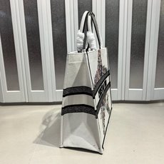 Book Tote 手袋由 Dior 女装创意总监玛丽亚·嘉茜娅·蔻丽 (Maria Grazia Ch Book Tote 手袋由 Dior 女装创意总监玛丽亚·嘉茜娅·蔻丽 (Maria Grazia Ch