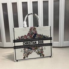 Book Tote 手袋由 Dior 女装创意总监玛丽亚·嘉茜娅·蔻丽 (Maria Grazia Ch Book Tote 手袋由 Dior 女装创意总监玛丽亚·嘉茜娅·蔻丽 (Maria Grazia Ch