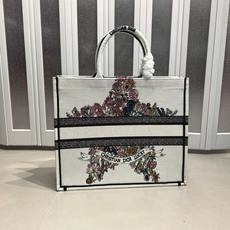 Book Tote 手袋由 Dior 女装创意总监玛丽亚·嘉茜娅·蔻丽 (Maria Grazia Ch Book Tote 手袋由 Dior 女装创意总监玛丽亚·嘉茜娅·蔻丽 (Maria Grazia Ch