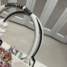Book Tote 手袋由 Dior 女装创意总监玛丽亚·嘉茜娅·蔻丽 (Maria Grazia Ch Book Tote 手袋由 Dior 女装创意总监玛丽亚·嘉茜娅·蔻丽 (Maria Grazia Ch
