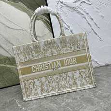 Book Tote 手袋由 Dior 女装创意总监玛丽亚·嘉茜娅·蔻丽 (Maria Grazia Ch Book Tote 手袋由 Dior 女装创意总监玛丽亚·嘉茜娅·蔻丽 (Maria Grazia Ch