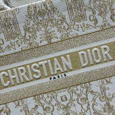 Book Tote 手袋由 Dior 女装创意总监玛丽亚·嘉茜娅·蔻丽 (Maria Grazia Ch Book Tote 手袋由 Dior 女装创意总监玛丽亚·嘉茜娅·蔻丽 (Maria Grazia Ch