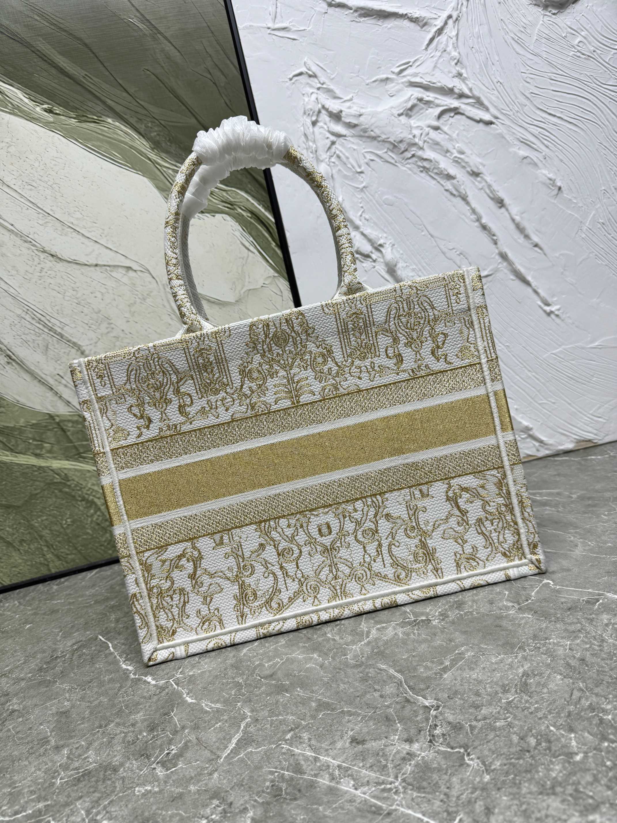 Book Tote 手袋由 Dior 女装创意总监玛丽亚·嘉茜娅·蔻丽 (Maria Grazia Ch Book Tote 手袋由 Dior 女装创意总监玛丽亚·嘉茜娅·蔻丽 (Maria Grazia Ch