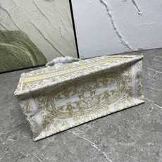 Book Tote 手袋由 Dior 女装创意总监玛丽亚·嘉茜娅·蔻丽 (Maria Grazia Ch Book Tote 手袋由 Dior 女装创意总监玛丽亚·嘉茜娅·蔻丽 (Maria Grazia Ch