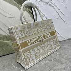 Book Tote 手袋由 Dior 女装创意总监玛丽亚·嘉茜娅·蔻丽 (Maria Grazia Ch Book Tote 手袋由 Dior 女装创意总监玛丽亚·嘉茜娅·蔻丽 (Maria Grazia Ch