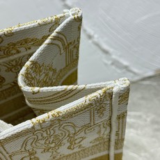 Book Tote 手袋由 Dior 女装创意总监玛丽亚·嘉茜娅·蔻丽 (Maria Grazia Ch Book Tote 手袋由 Dior 女装创意总监玛丽亚·嘉茜娅·蔻丽 (Maria Grazia Ch