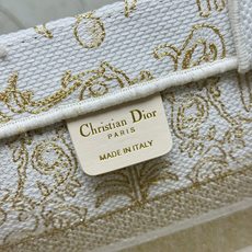 Book Tote 手袋由 Dior 女装创意总监玛丽亚·嘉茜娅·蔻丽 (Maria Grazia Ch Book Tote 手袋由 Dior 女装创意总监玛丽亚·嘉茜娅·蔻丽 (Maria Grazia Ch