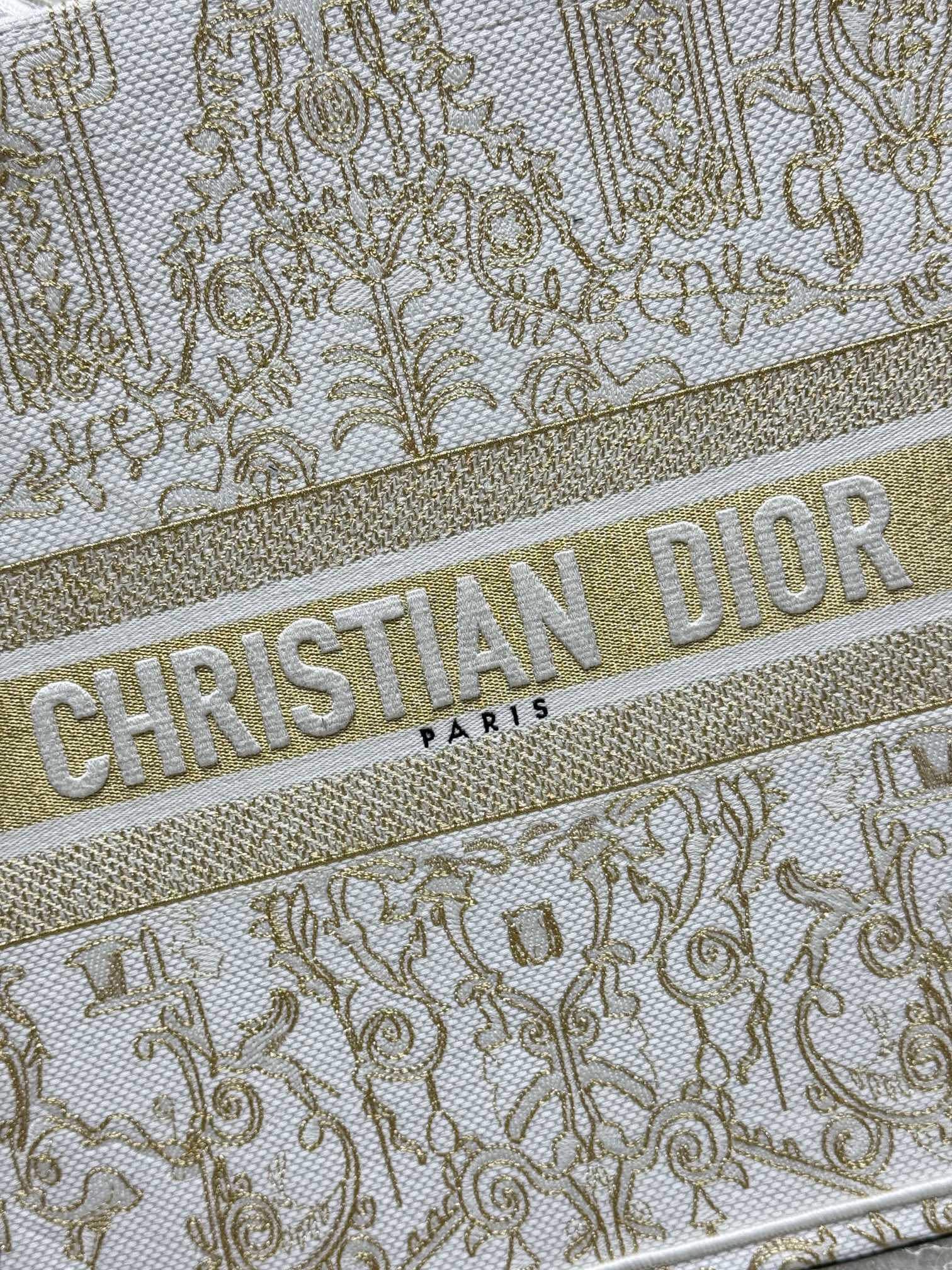 Book Tote 手袋由 Dior 女装创意总监玛丽亚·嘉茜娅·蔻丽 (Maria Grazia Ch