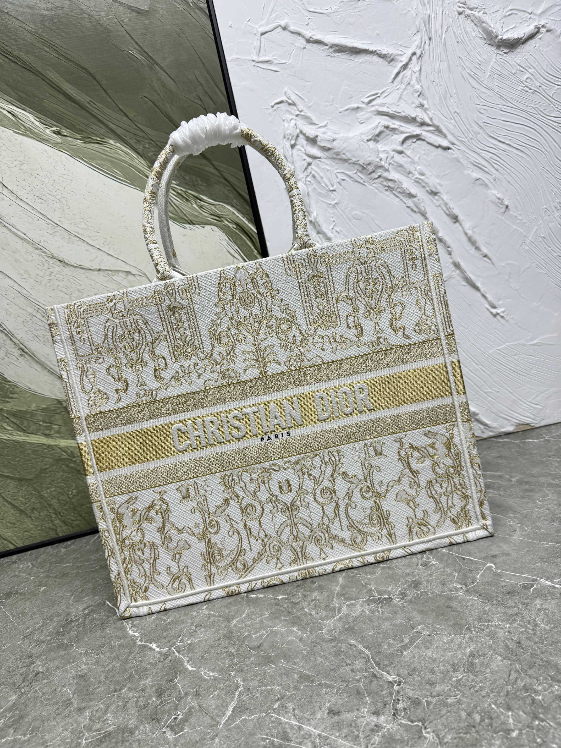 Book Tote 手袋由 Dior 女装创意总监玛丽亚·嘉茜娅·蔻丽 (Maria Grazia Ch