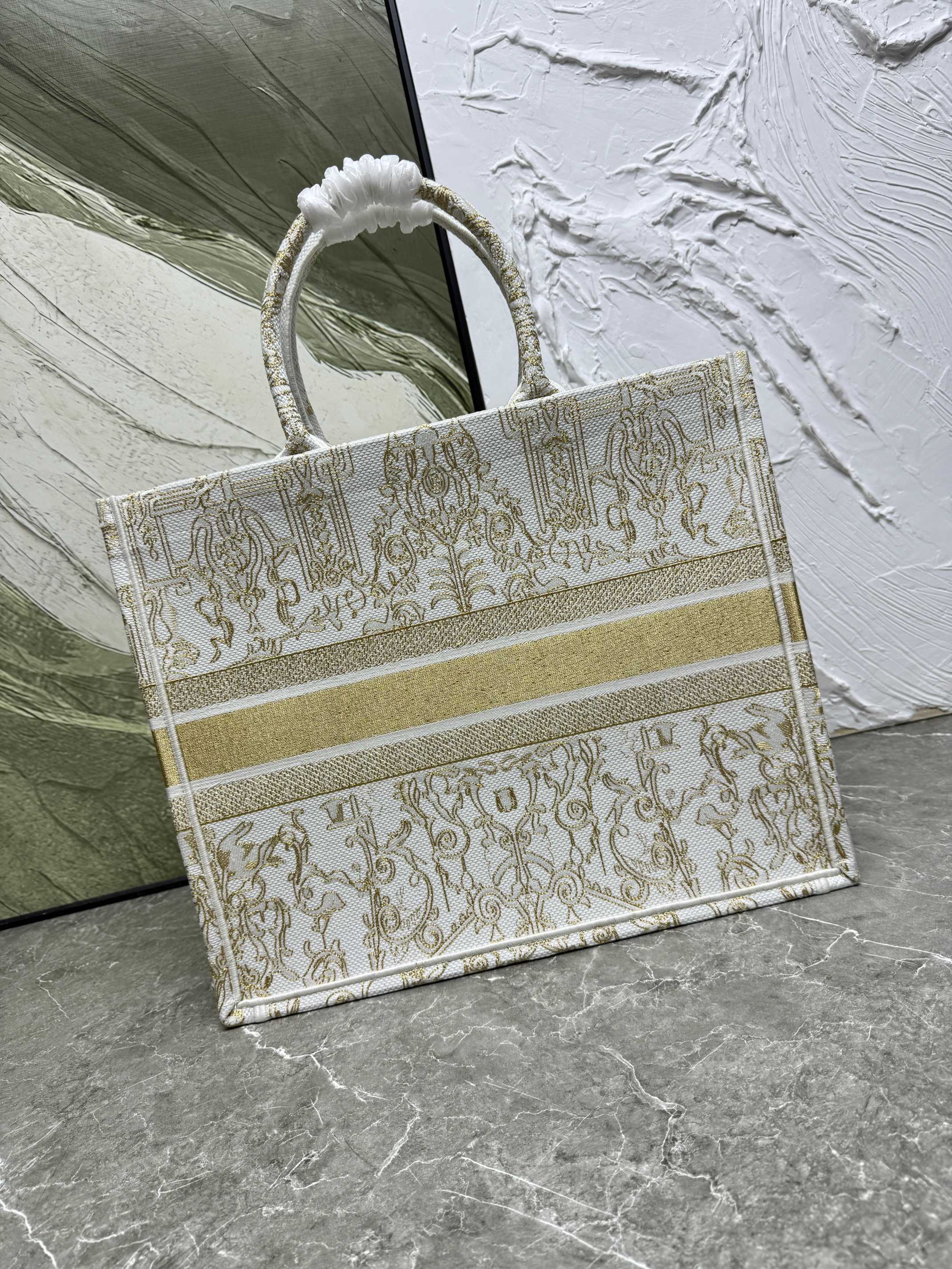 Book Tote 手袋由 Dior 女装创意总监玛丽亚·嘉茜娅·蔻丽 (Maria Grazia Ch