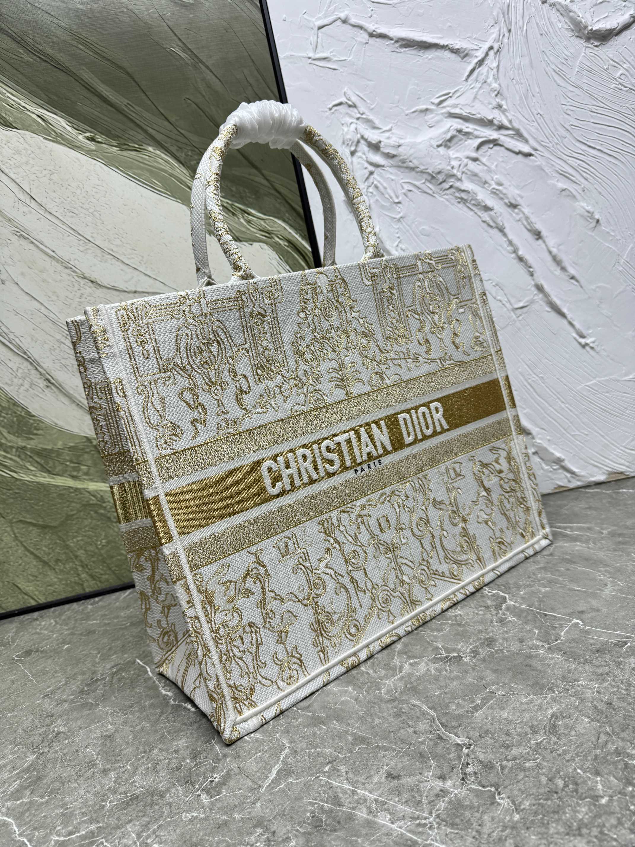 Book Tote 手袋由 Dior 女装创意总监玛丽亚·嘉茜娅·蔻丽 (Maria Grazia Ch