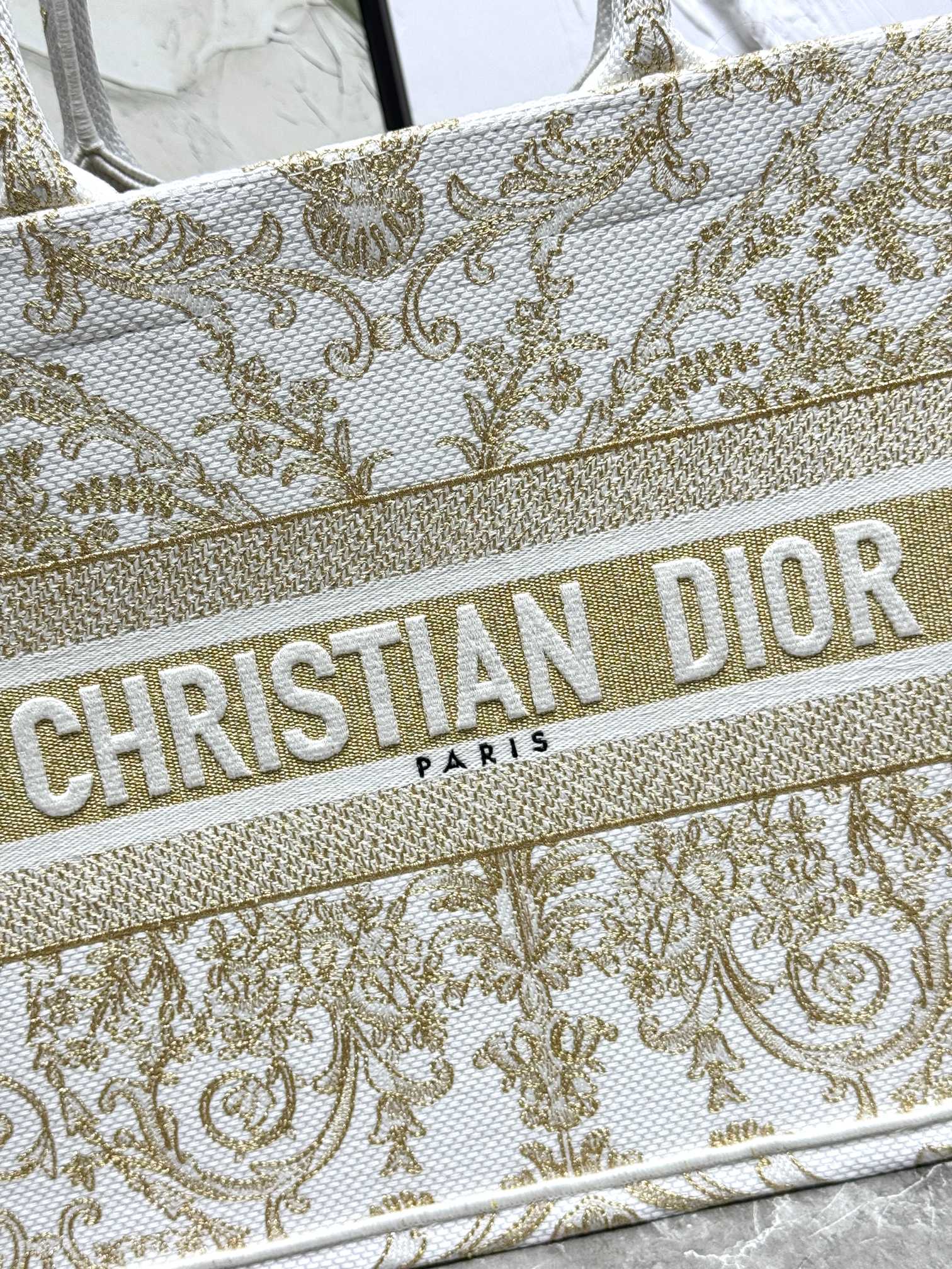 Book Tote 手袋由 Dior 女装创意总监玛丽亚·嘉茜娅·蔻丽 (Maria Grazia Ch Book Tote 手袋由 Dior 女装创意总监玛丽亚·嘉茜娅·蔻丽 (Maria Grazia Ch