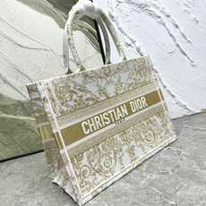 Book Tote 手袋由 Dior 女装创意总监玛丽亚·嘉茜娅·蔻丽 (Maria Grazia Ch Book Tote 手袋由 Dior 女装创意总监玛丽亚·嘉茜娅·蔻丽 (Maria Grazia Ch