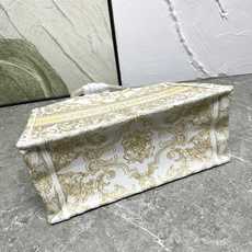 Book Tote 手袋由 Dior 女装创意总监玛丽亚·嘉茜娅·蔻丽 (Maria Grazia Ch Book Tote 手袋由 Dior 女装创意总监玛丽亚·嘉茜娅·蔻丽 (Maria Grazia Ch