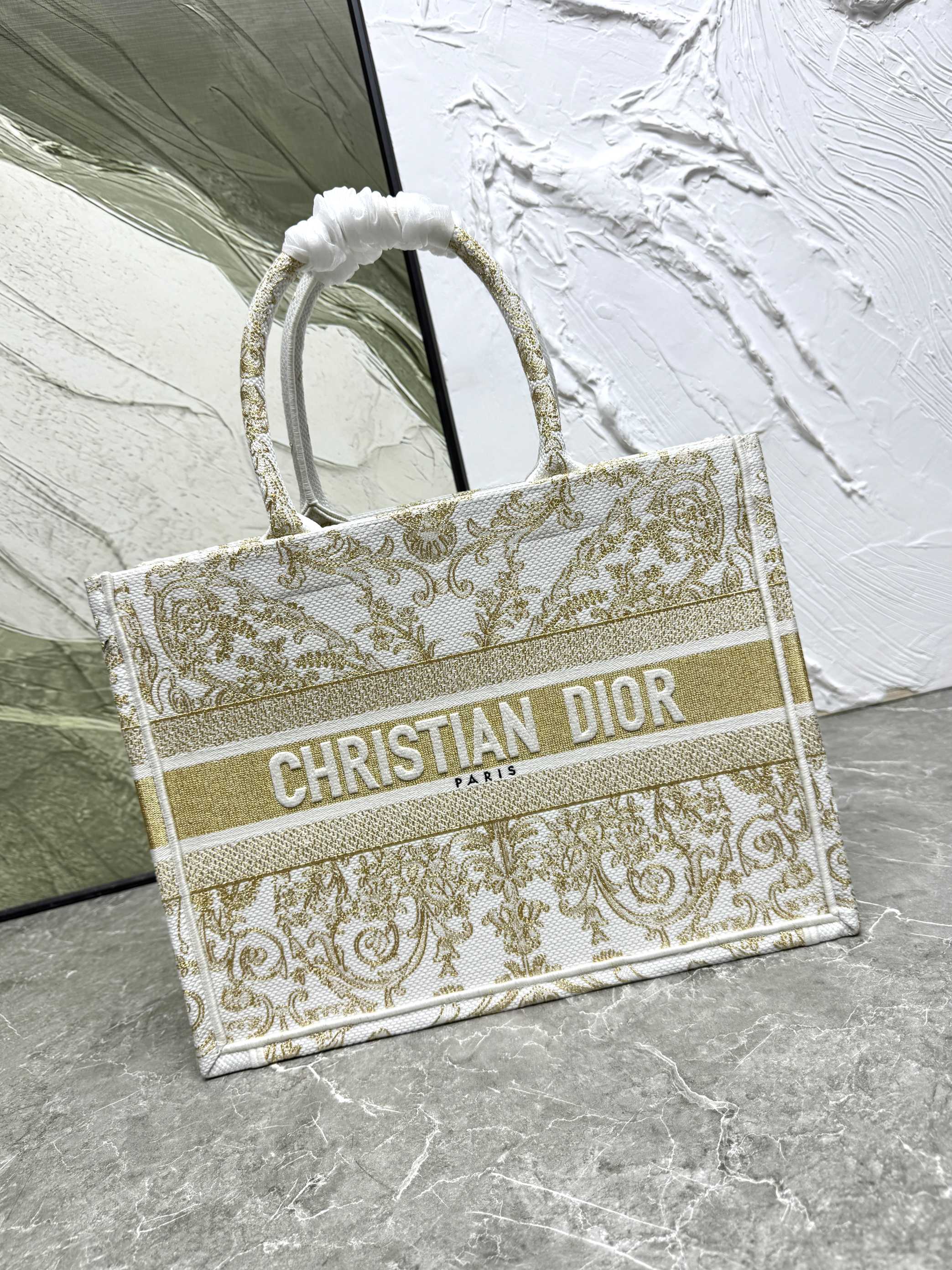 Book Tote 手袋由 Dior 女装创意总监玛丽亚·嘉茜娅·蔻丽 (Maria Grazia Ch Book Tote 手袋由 Dior 女装创意总监玛丽亚·嘉茜娅·蔻丽 (Maria Grazia Ch