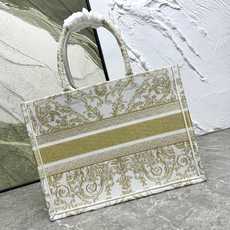 Book Tote 手袋由 Dior 女装创意总监玛丽亚·嘉茜娅·蔻丽 (Maria Grazia Ch Book Tote 手袋由 Dior 女装创意总监玛丽亚·嘉茜娅·蔻丽 (Maria Grazia Ch