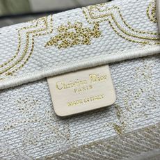 Book Tote 手袋由 Dior 女装创意总监玛丽亚·嘉茜娅·蔻丽 (Maria Grazia Ch Book Tote 手袋由 Dior 女装创意总监玛丽亚·嘉茜娅·蔻丽 (Maria Grazia Ch