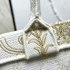 Book Tote 手袋由 Dior 女装创意总监玛丽亚·嘉茜娅·蔻丽 (Maria Grazia Ch Book Tote 手袋由 Dior 女装创意总监玛丽亚·嘉茜娅·蔻丽 (Maria Grazia Ch