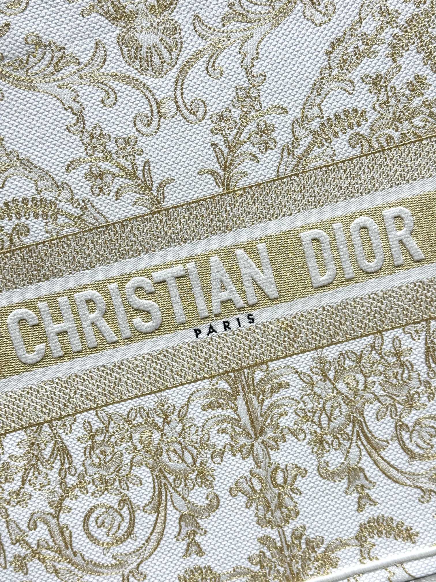 Book Tote 手袋由 Dior 女装创意总监玛丽亚·嘉茜娅·蔻丽 (Maria Grazia Ch Book Tote 手袋由 Dior 女装创意总监玛丽亚·嘉茜娅·蔻丽 (Maria Grazia Ch