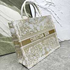 Book Tote 手袋由 Dior 女装创意总监玛丽亚·嘉茜娅·蔻丽 (Maria Grazia Ch Book Tote 手袋由 Dior 女装创意总监玛丽亚·嘉茜娅·蔻丽 (Maria Grazia Ch
