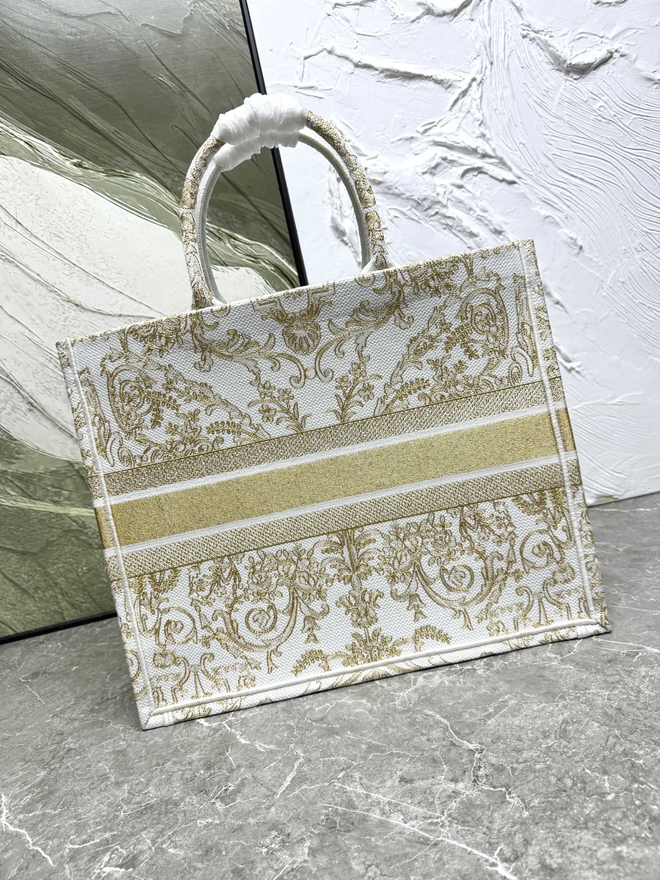 Book Tote 手袋由 Dior 女装创意总监玛丽亚·嘉茜娅·蔻丽 (Maria Grazia Ch Book Tote 手袋由 Dior 女装创意总监玛丽亚·嘉茜娅·蔻丽 (Maria Grazia Ch