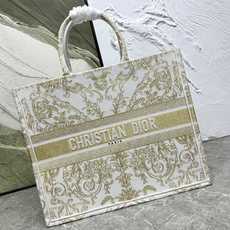Book Tote 手袋由 Dior 女装创意总监玛丽亚·嘉茜娅·蔻丽 (Maria Grazia Ch Book Tote 手袋由 Dior 女装创意总监玛丽亚·嘉茜娅·蔻丽 (Maria Grazia Ch