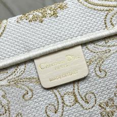 Book Tote 手袋由 Dior 女装创意总监玛丽亚·嘉茜娅·蔻丽 (Maria Grazia Ch Book Tote 手袋由 Dior 女装创意总监玛丽亚·嘉茜娅·蔻丽 (Maria Grazia Ch