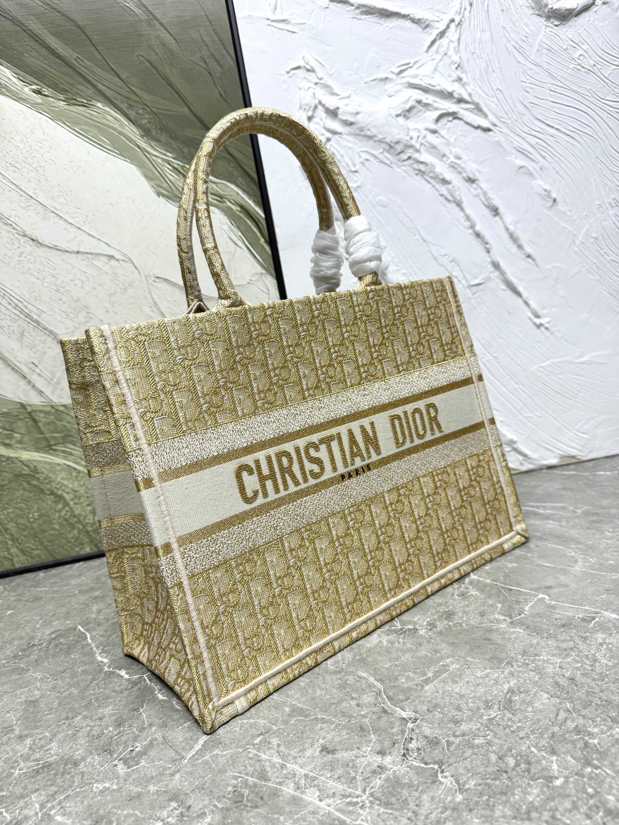 Book Tote 手袋由 Dior 女装创意总监玛丽亚·嘉茜娅·蔻丽 (Maria Grazia Ch