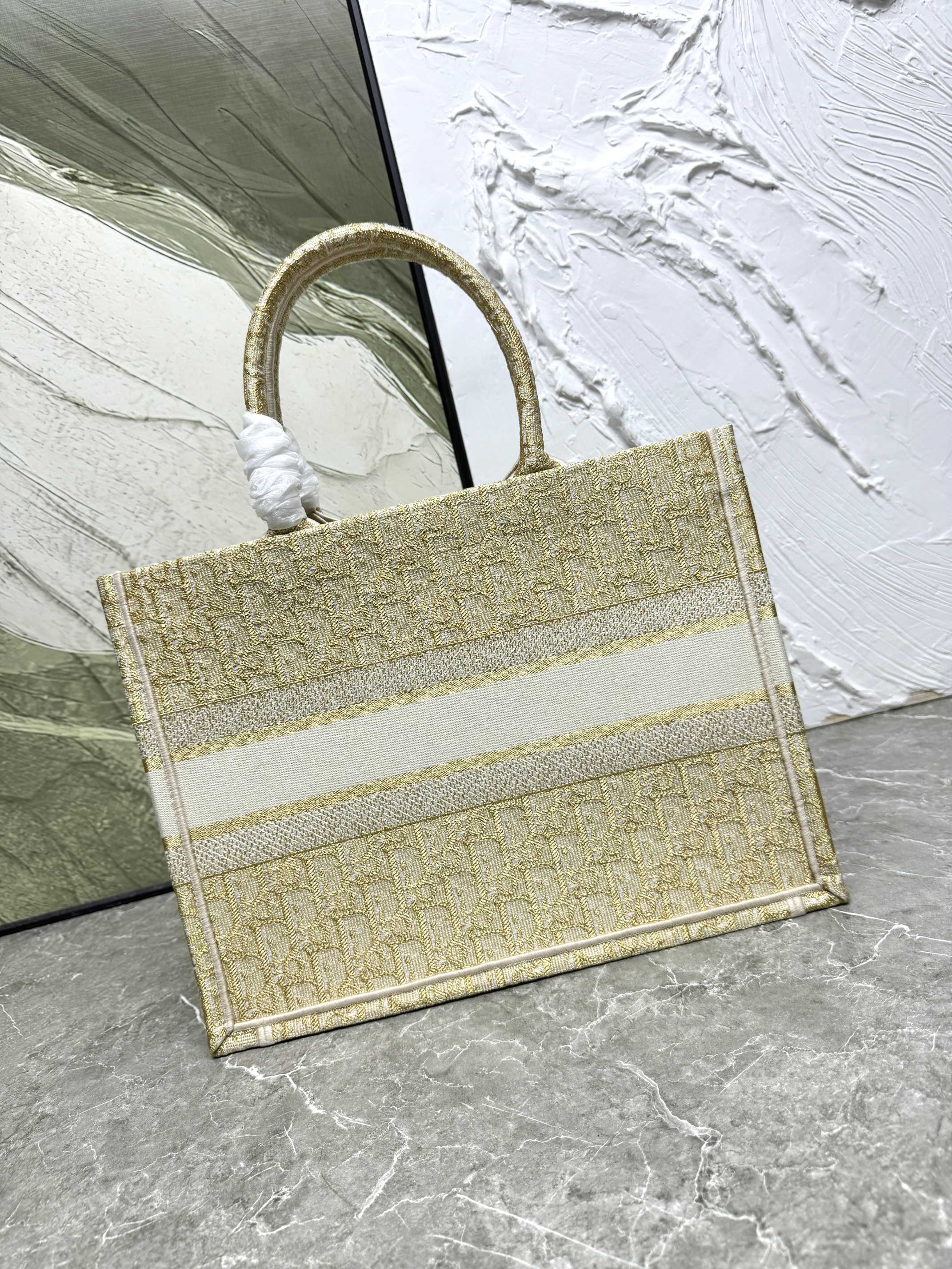 Book Tote 手袋由 Dior 女装创意总监玛丽亚·嘉茜娅·蔻丽 (Maria Grazia Ch