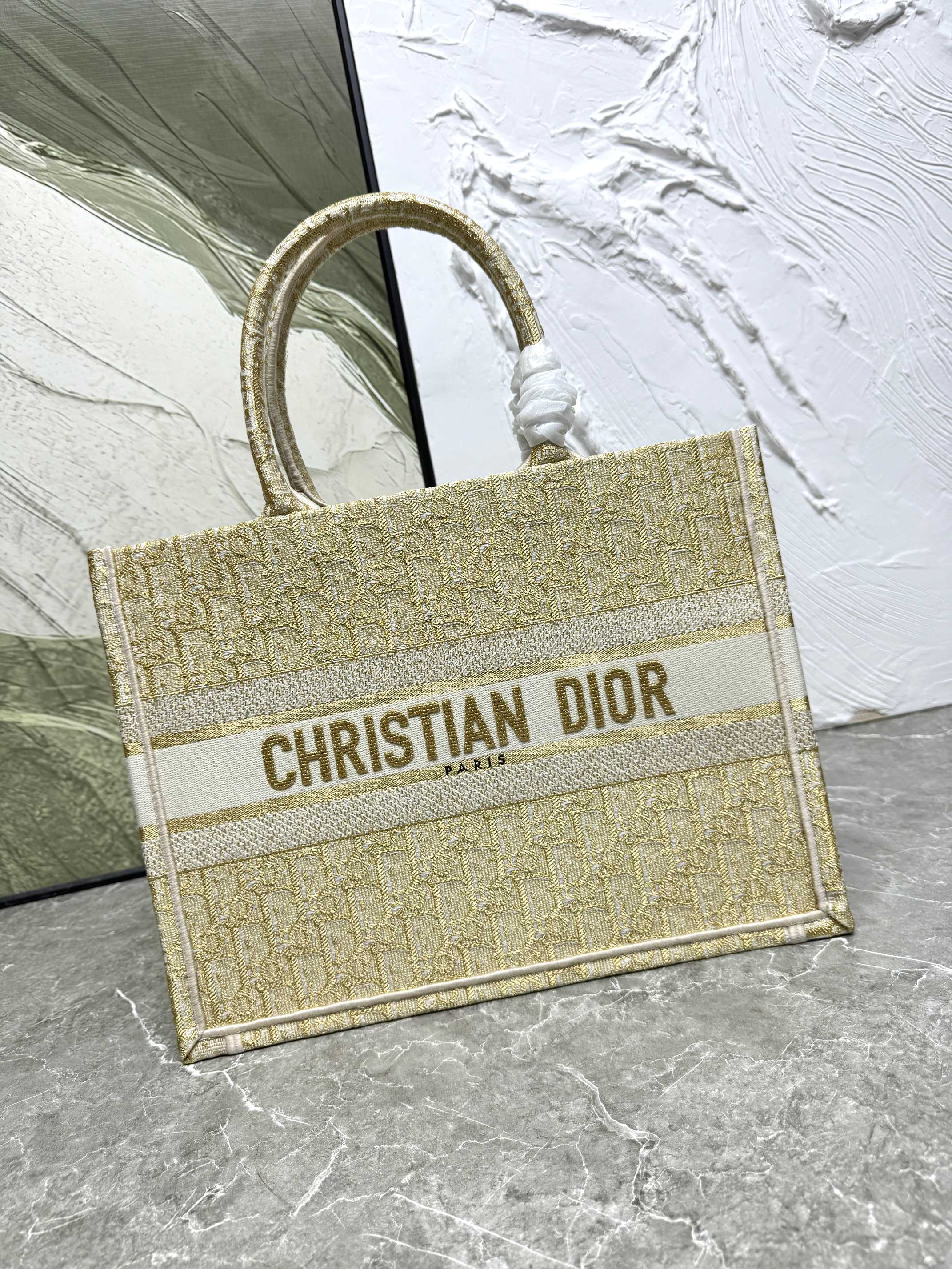 Book Tote 手袋由 Dior 女装创意总监玛丽亚·嘉茜娅·蔻丽 (Maria Grazia Ch
