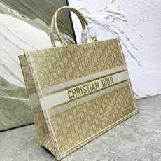 Book Tote 手袋由 Dior 女装创意总监玛丽亚·嘉茜娅·蔻丽 (Maria Grazia Ch Book Tote 手袋由 Dior 女装创意总监玛丽亚·嘉茜娅·蔻丽 (Maria Grazia Ch