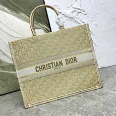 Book Tote 手袋由 Dior 女装创意总监玛丽亚·嘉茜娅·蔻丽 (Maria Grazia Ch Book Tote 手袋由 Dior 女装创意总监玛丽亚·嘉茜娅·蔻丽 (Maria Grazia Ch