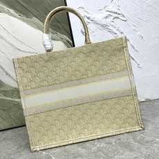 Book Tote 手袋由 Dior 女装创意总监玛丽亚·嘉茜娅·蔻丽 (Maria Grazia Ch Book Tote 手袋由 Dior 女装创意总监玛丽亚·嘉茜娅·蔻丽 (Maria Grazia Ch