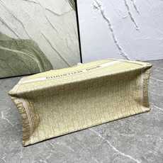 Book Tote 手袋由 Dior 女装创意总监玛丽亚·嘉茜娅·蔻丽 (Maria Grazia Ch Book Tote 手袋由 Dior 女装创意总监玛丽亚·嘉茜娅·蔻丽 (Maria Grazia Ch