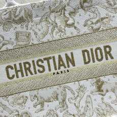 Book Tote 手袋由 Dior 女装创意总监玛丽亚·嘉茜娅·蔻丽 (Maria Grazia Ch Book Tote 手袋由 Dior 女装创意总监玛丽亚·嘉茜娅·蔻丽 (Maria Grazia Ch
